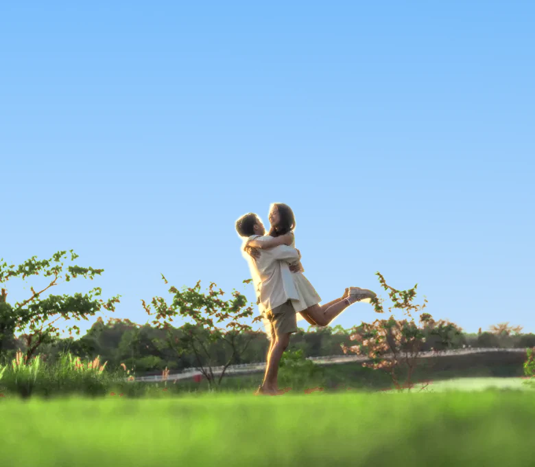 เราสองคนท่ามกลางท้องฟ้าสีฟ้า สนามหญ้าเขียวและแสงแดดสดใส