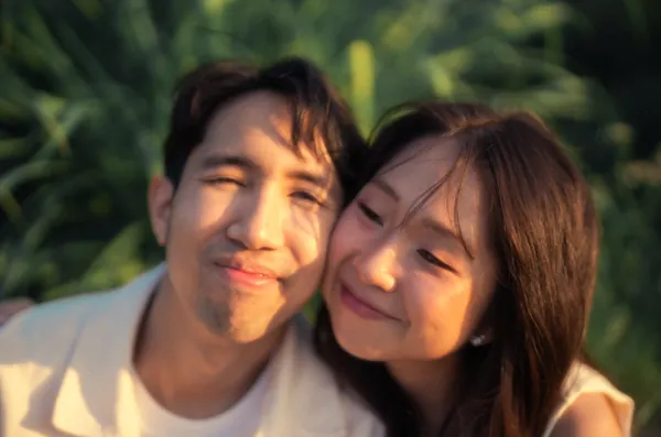 อิงค์หอมแก้มสิท่ามกลางแสงแดดอุ่น